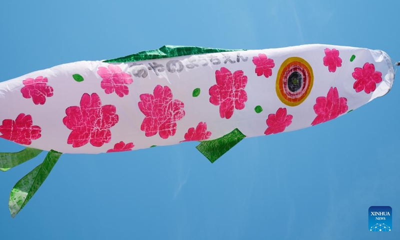 Photo taken on May 5, 2022 shows a carp streamer, known as koinobori, at the Fudobashi of Koshigaya City, Saitama Prefecture in Japan. Japan marks its Children's day on May 5, on which families raise the koinobori to pray for happiness for children.(Xinhua)
