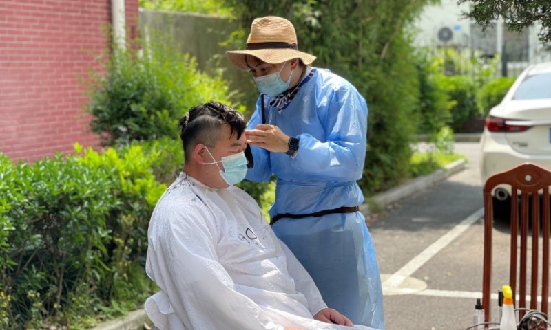 Japanese hairstylist Daichi Miyamoto cuts hair of a resident of his community in Shanghai amid the sealed-off management. Photos: Courtesy of Miyamoto