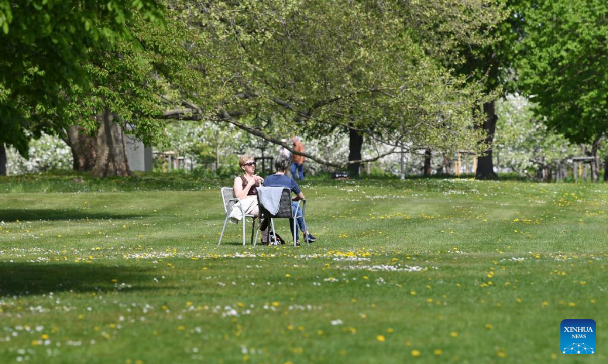People take a rest at Britzer Garten in Berlin, capital of Germany, May 6, 2022. Photo:Xinhua