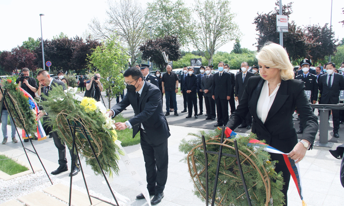 Serbian Interior Minister Aleksandar Vulin (center) and Minister of Labor, Employment, Veteran and Social Affairs Darija Kisic Tepavcevic (right) on May 7, 2022 lay wreaths to commemorate the three Chinese journalists killed during the NATO bombing of the Chinese Embassy in the former Yugoslavia in 1999. Photo: Courtesy of the Chinese Embassy in Serbia