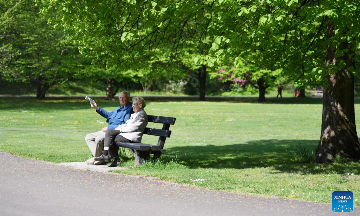 People take a rest at Britzer Garten in Berlin, capital of Germany, May 6, 2022. Photo:Xinhua