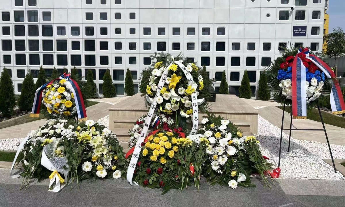 Picture shows wreaths laid on May 7, 2022, by officials and citizens from China and Serbia to commemorate the three Chinese journalists killed during the NATO bombing of the Chinese Embassy in the former Yugoslavia in 1999. Photo: Courtesy of the Chinese Embassy in Serbia