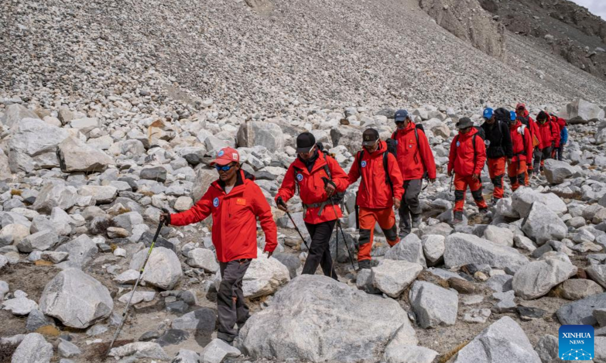 Members of a Chinese scientific expedition team are on the way back to the Mount Qomolangma base camp on May 5, 2022. A Chinese scientific expedition team returned safely to the Mount Qomolangma base camp on Thursday, after reaching the summit of the world's highest peak. All 13 members of the expedition team are in good physical condition. Photo:Xinhua
