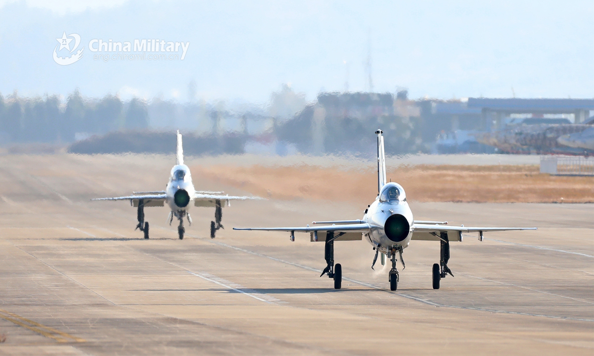 Two fighter jets attached to an air force aviation unit under the PLA Southern Theatre Command taxi on the runway in an around-the-clock flight training exercise on April 18, 2022.Photo:eng.chinamil.com.cn