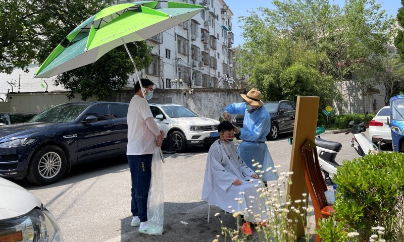 Japanese hairstylist Daichi Miyamoto cuts hair of a resident of his community in Shanghai amid the sealed-off management. Photos: Courtesy of Miyamoto