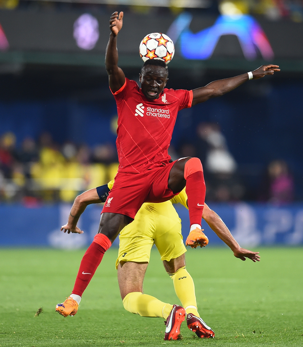 Sadio Mane of Liverpool competes for a header during the UEFA Champions League semifinal second-leg match between Villarreal and Liverpool at Estadio de la Ceramica on May 3, 2022 in Villarreal, Spain. Photo: VCG
