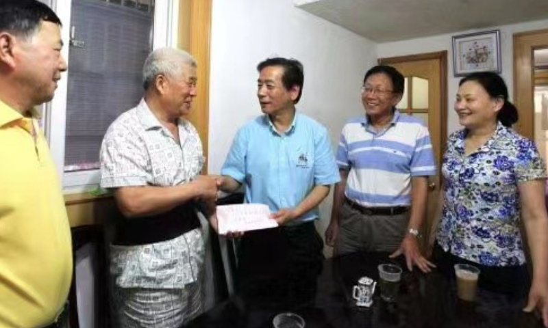 Lü Chunling and his charitable foundation help zhiqing in need and their families. Photo: courtesy of Lü