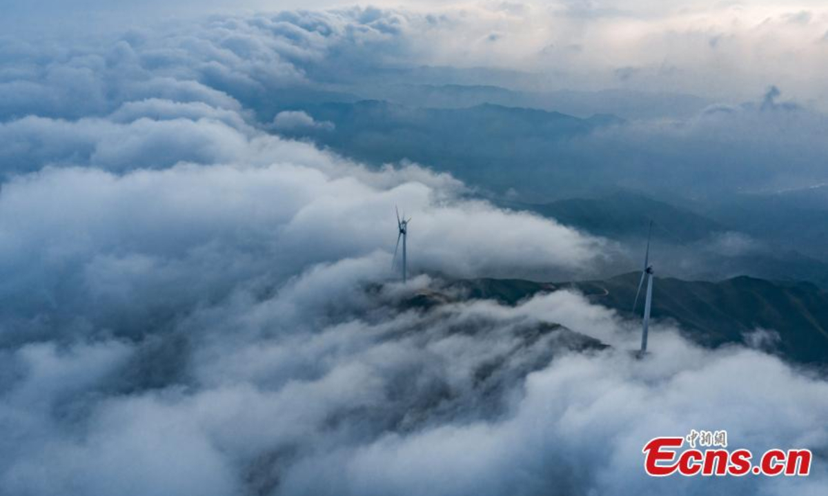 航拍照片显示中国东部江西省吉安市风力涡轮机旋转发电。 涡轮机被云海包围。 图片：中新社