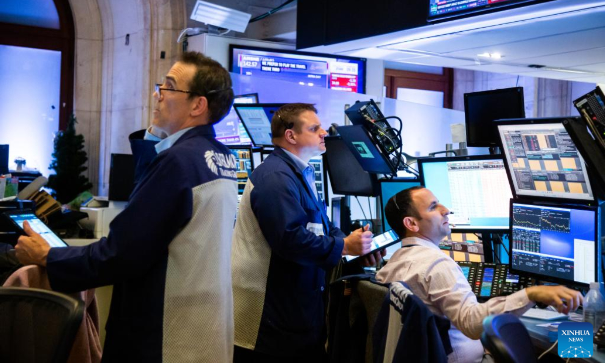 Traders work on the floor of the New York Stock Exchange (NYSE) in New York, the United States, May 5, 2022. Photo:Xinhua