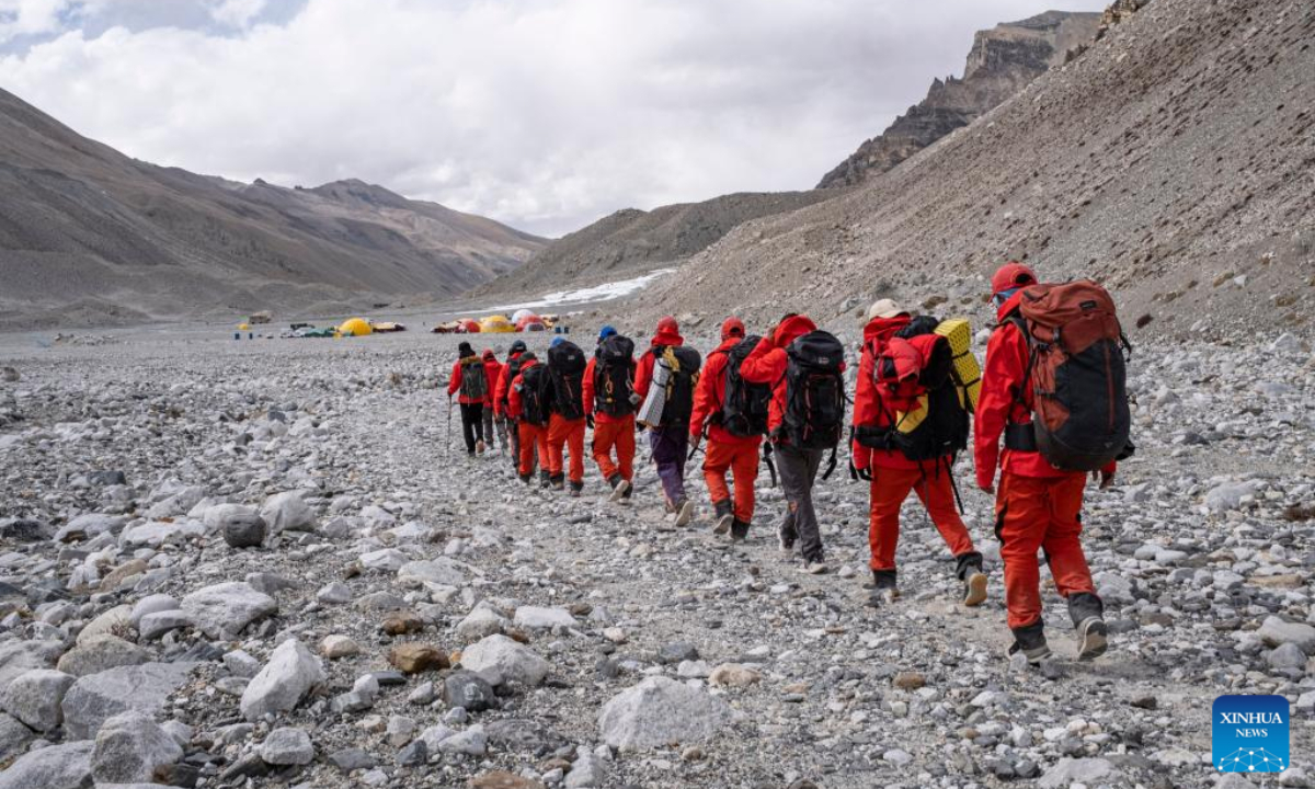Members of a Chinese scientific expedition team are on the way back to the Mount Qomolangma base camp on May 5, 2022. A Chinese scientific expedition team returned safely to the Mount Qomolangma base camp on Thursday, after reaching the summit of the world's highest peak. All 13 members of the expedition team are in good physical condition. Photo:Xinhua