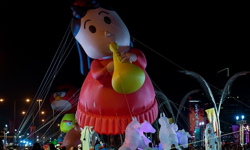 People take part in a giant balloon parade during the celebration of the Eid al-Fitr festival in Doha, Qatar, on May 4, Photo:Xinhua