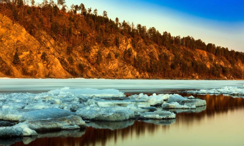 2022年5月5日，中国东北黑龙江省呼玛河上漂浮着晶莹剔透的冰。中俄边境河流的特殊景观出现在中国传统阴阳节气24节气的立夏。日历。  （图片提供给中新社）
