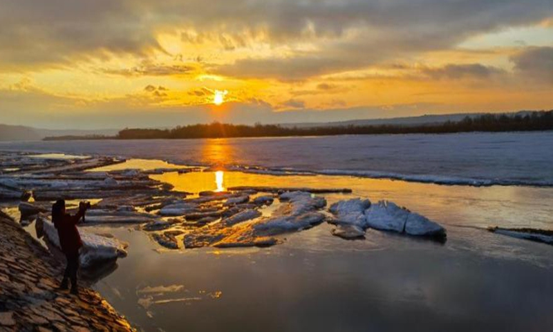2022年5月5日，中国东北黑龙江省呼玛河上漂浮着晶莹剔透的冰。中俄边境河流的特殊景观出现在立夏，中国传统阴阳二十四节气的第七个节气日历。  （图片提供给中新社）