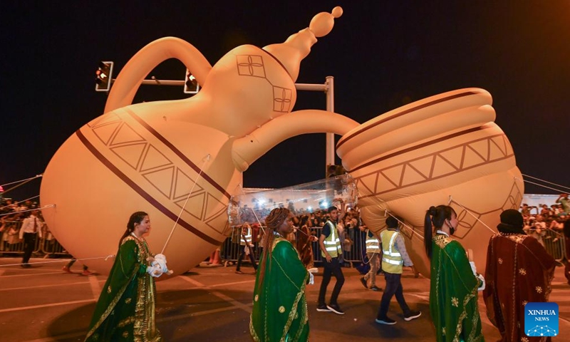 People take part in a giant balloon parade during the celebration of the Eid al-Fitr festival in Doha, Qatar, on May 4, Photo:Xinhua