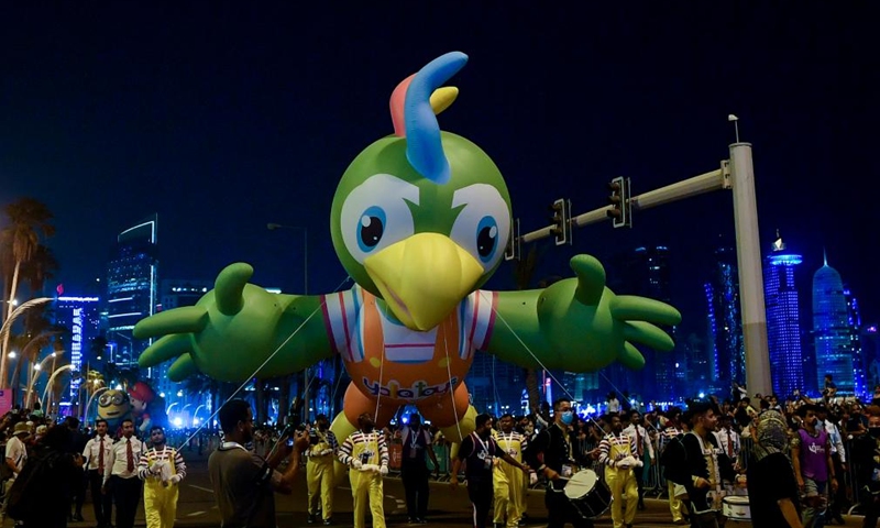 People take part in a giant balloon parade during the celebration of the Eid al-Fitr festival in Doha, Qatar, on May 4, Photo:Xinhua