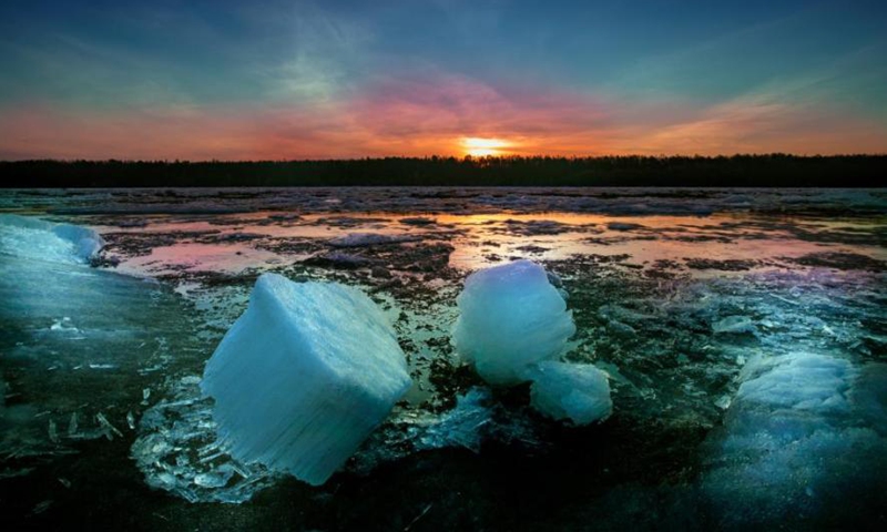 Crystal-clear ice floats on Huma river in northeast China's Heilongjiang Province, May 5, 2022. The special landscape of the river on the Sino-Russia border appears at the Beginning of Summer, the seventh of the 24 solar terms on the traditional Chinese lunisolar calendar. (Photo provided to China News Service)