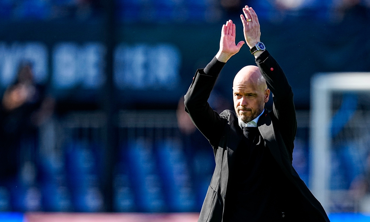 Head coach Erik ten Hag of Ajax gestures prior to the TOTO KNVB Cup final match between PSV and Ajax at Stadion Feijenoord on April 17, 2022 in Rotterdam, Netherlands. Photo: VCG