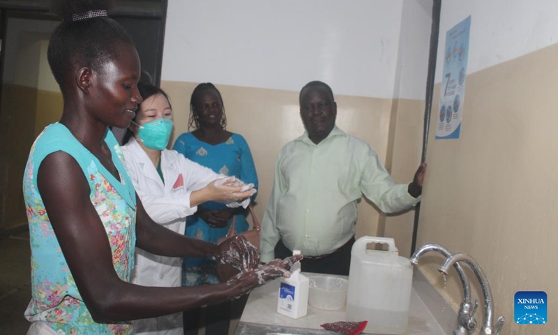Jiang Shijun (2nd L), a nurse with the Chinese medical team, shows the method of hand washing during a World Hand Hygiene Day event at Juba Teaching Hospital in Juba, South Sudan, on May 5, 2022. South Sudanese medics and their Chinese counterparts on Thursday teamed up to popularize the importance of hand hygiene within health facilities in a bid to prevent and control infectious diseases.(Photo: Xinhua)