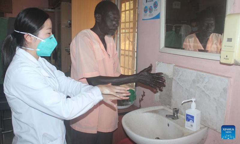 Jiang Shijun (2nd L), a nurse with the Chinese medical team, shows the method of hand washing during a World Hand Hygiene Day event at Juba Teaching Hospital in Juba, South Sudan, on May 5, 2022. South Sudanese medics and their Chinese counterparts on Thursday teamed up to popularize the importance of hand hygiene within health facilities in a bid to prevent and control infectious diseases.(Photo: Xinhua)