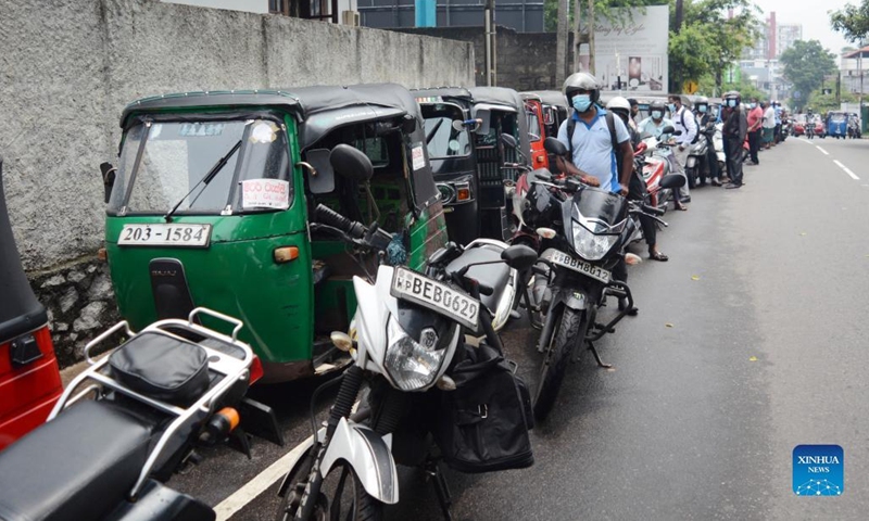 Motorists queue up at a filling station in Colombo, Sri Lanka, May 5, 2022. Sri Lanka was facing a shortage of diesel as a foreign exchange crisis worsened, said Minister of Power and Energy Kanchana Wijesekera on Thursday.(Photo: Xinhua)