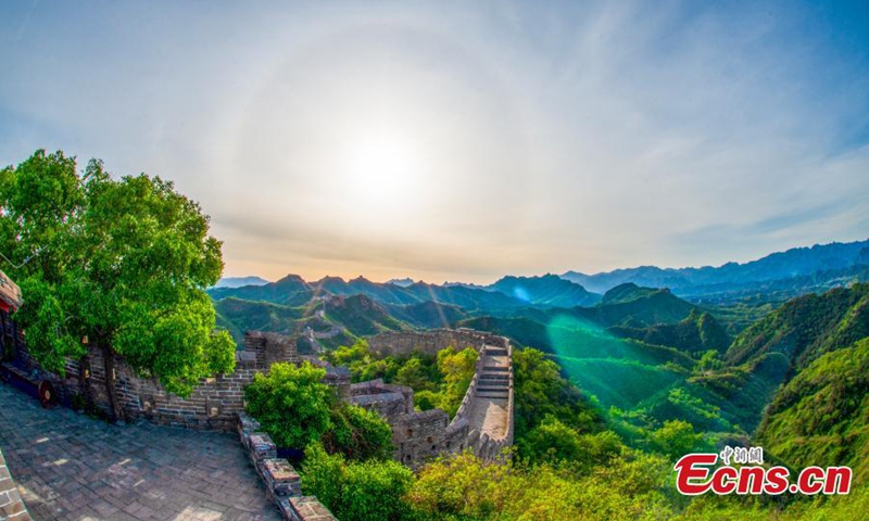 A solar halo shines over the Jinshanling section of the Great Wall in Luanping County, Chengde City, north China's Hebei Province, May 7, 2022.Photo:China News Service