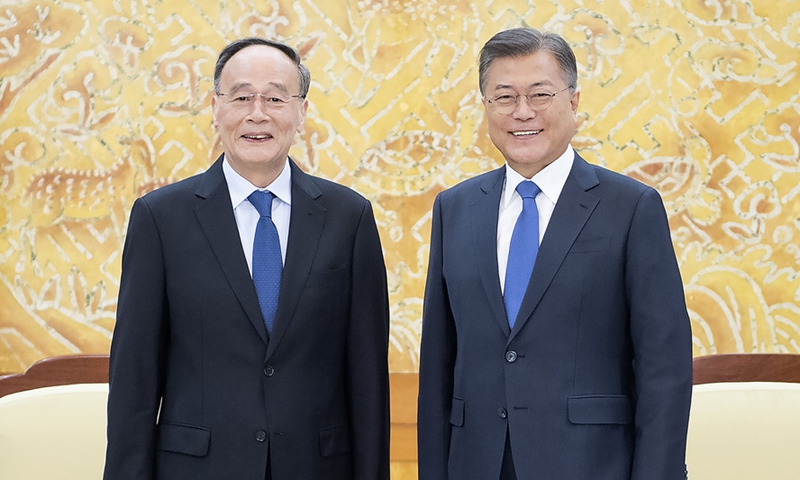 Chinese Vice President Wang Qishan (left) meets with outgoing South Korean President Moon Jae-in in Seoul on May 9, 2022. Photo: Xinhua