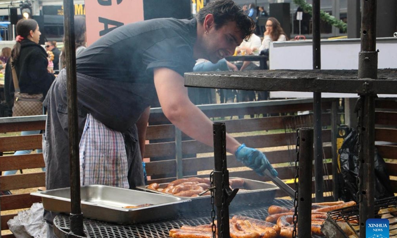 A chef prepares barbecue at a food festival in Adelaide, Australia, May 8, 2022. Tasting Australia food festival is held in Adelaide, South Australia, from April 29 to May 8. (Photo by Lyu Wei/Xinhua)