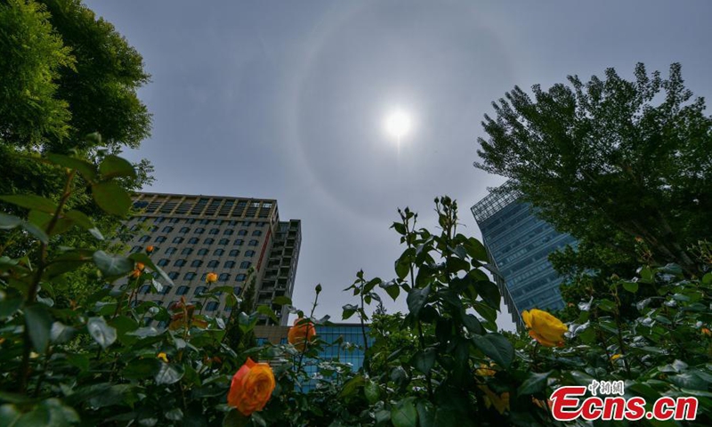 2022年5月7日，北京天空出现太阳晕。照片：中新社