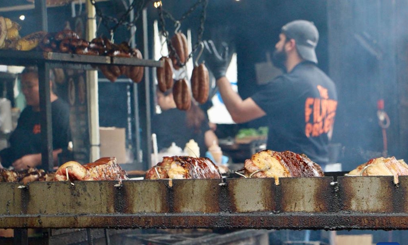 A chef prepares barbecue at a food festival in Adelaide, Australia, May 8, 2022. Tasting Australia food festival is held in Adelaide, South Australia, from April 29 to May 8. (Photo by Lyu Wei/Xinhua)