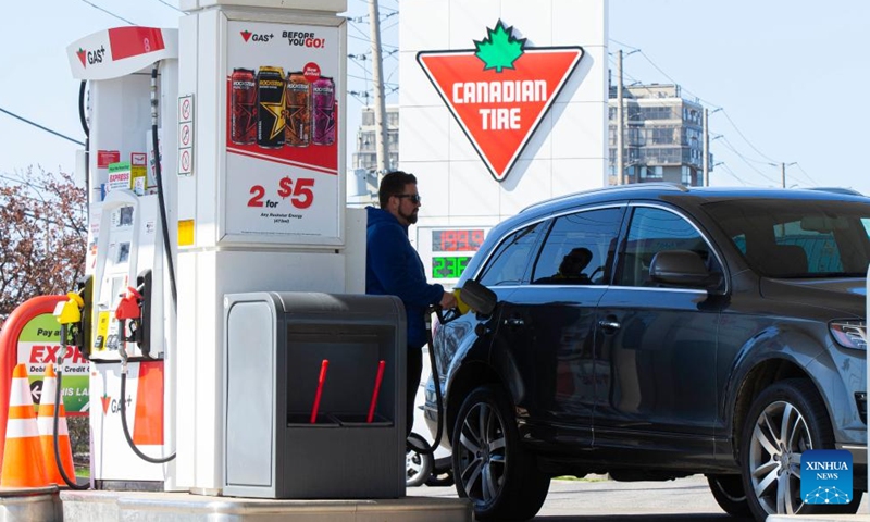 A man fuels his car at a gas station in Toronto, Canada, May 8, 2022. The regular gas price of the Greater Toronto Area hit a historical high on Sunday to 1.999 Canadian dollars per liter, according to local media. (Photo by Zou Zheng/Xinhua)