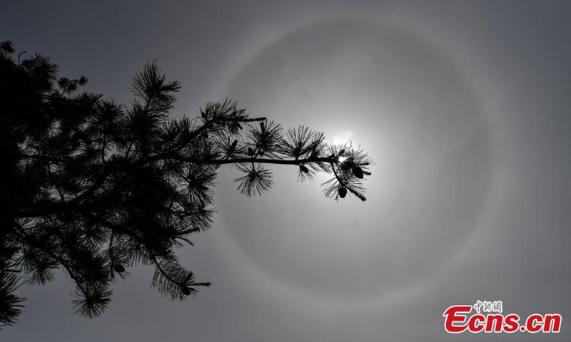 2022年5月7日，北京天空出现太阳晕。照片：中新社