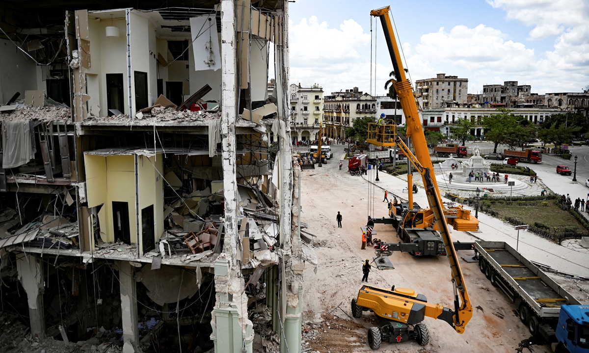 A crane removes debris from the ruins of the Saratoga Hotel in Havana, Cuba on May 7, 2022. Photo: AFP