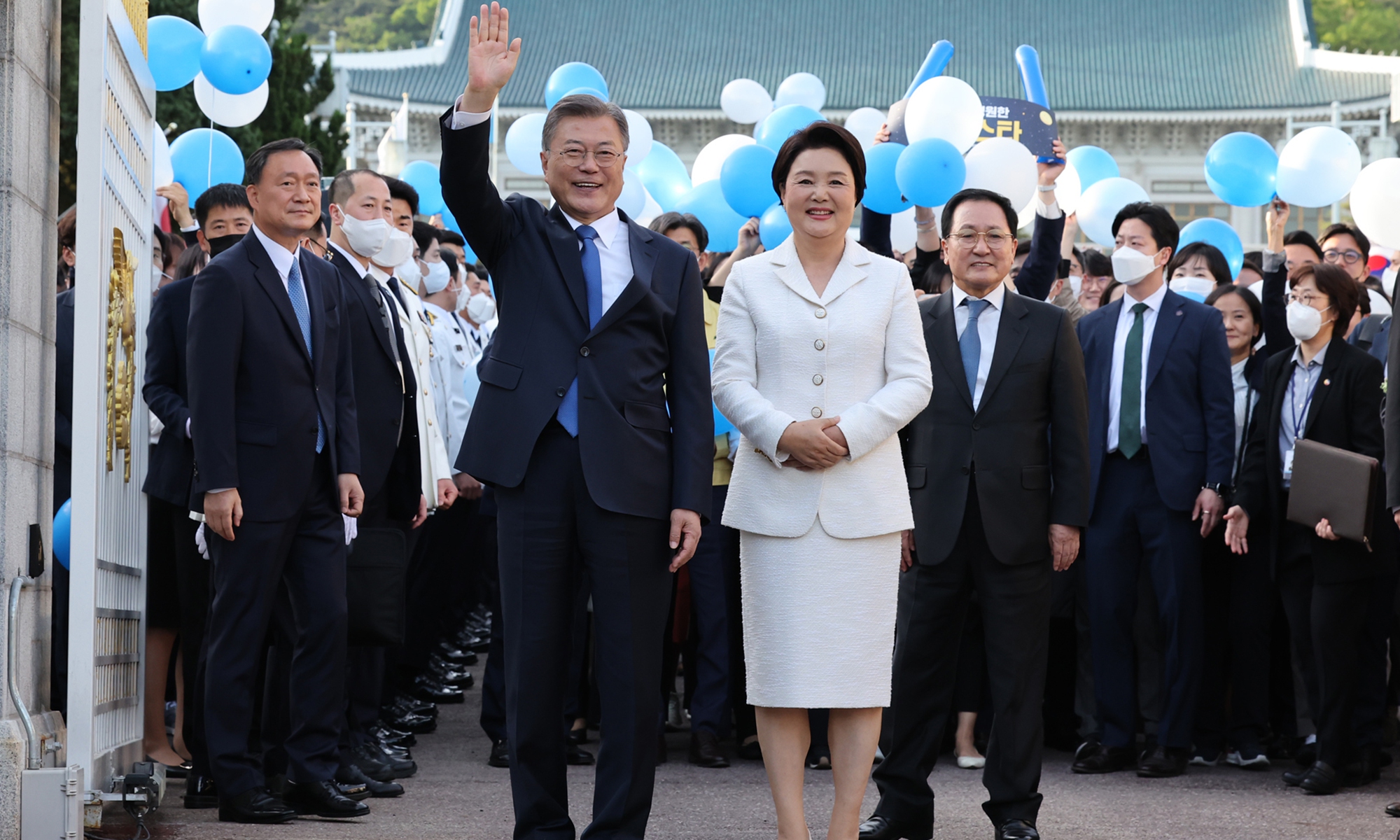 South Korean President Moon Jae-in (left) and first lady Kim Jung-sook wave as they leave the presidential office in Seoul for the last time as the first couple on May 9, 2022. Photo: VCG