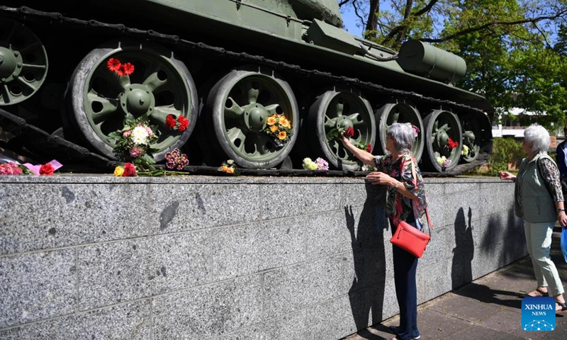 People present flowers near a tank to commemorate the 77th anniversary of the end of World War II in Europe, known as Victory in Europe Day, at German-Russian Museum in Berlin, capital of Germany, on May 8, 2022.Photo:Xinhua