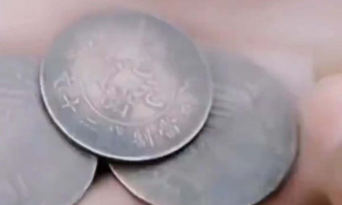 The ancient coins that Kaifeng citizens found at riverbank treasure hunting. Photo: Sina Weibo