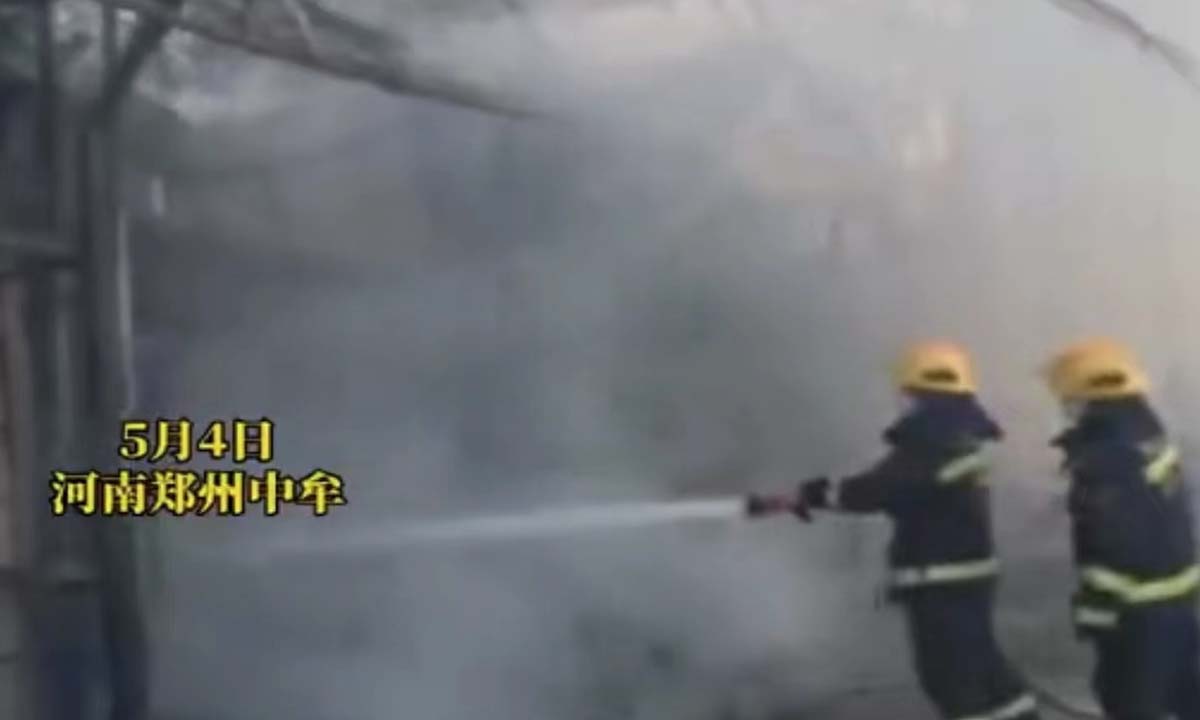 Firemen trying to put out the fire caused by the willow wadding. Photo: Zyw.cn