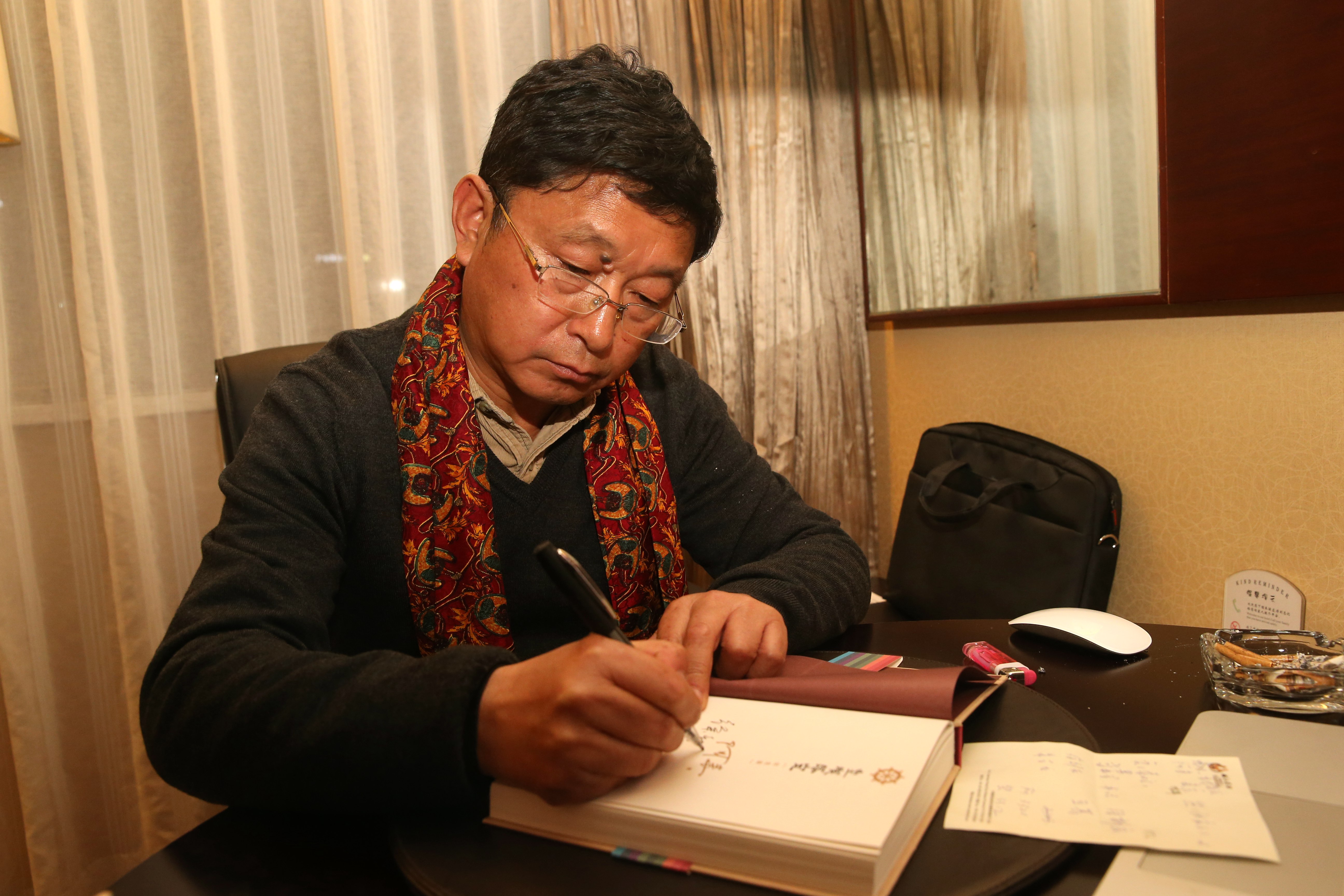 Alai sign books for readers in Xi'an, Shaanxi Province in December 2017. Photo: IC