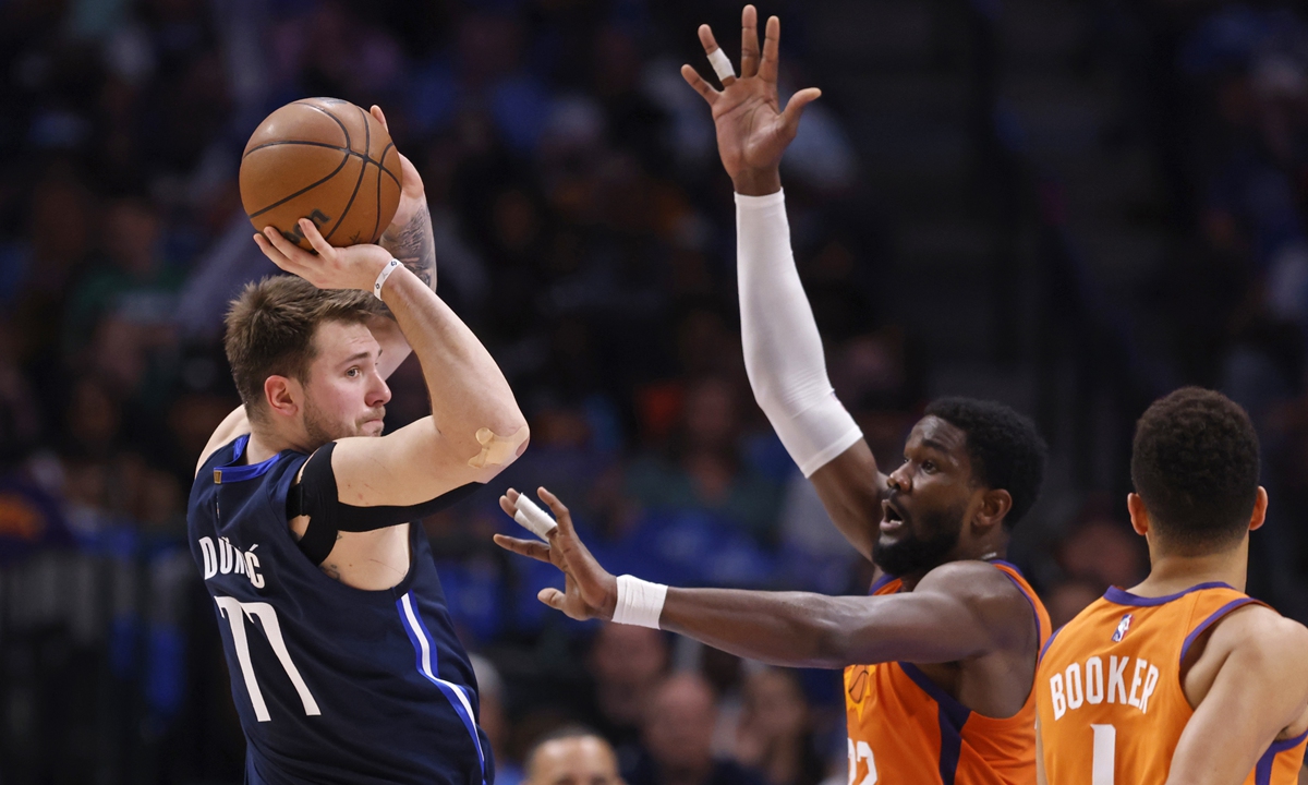 Luka Doncic of the Dallas Mavericks looks to pass around Deandre Ayton of the Phoenix Suns on May 8, 2022 in Dallas, Texas. Photo: VCG