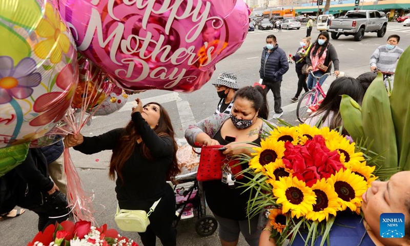 People buy flowers and balloons at a flower market on Mother's Day in downtown Los Angeles, the United States, on May 8, 2022.Photo:Xinhua
