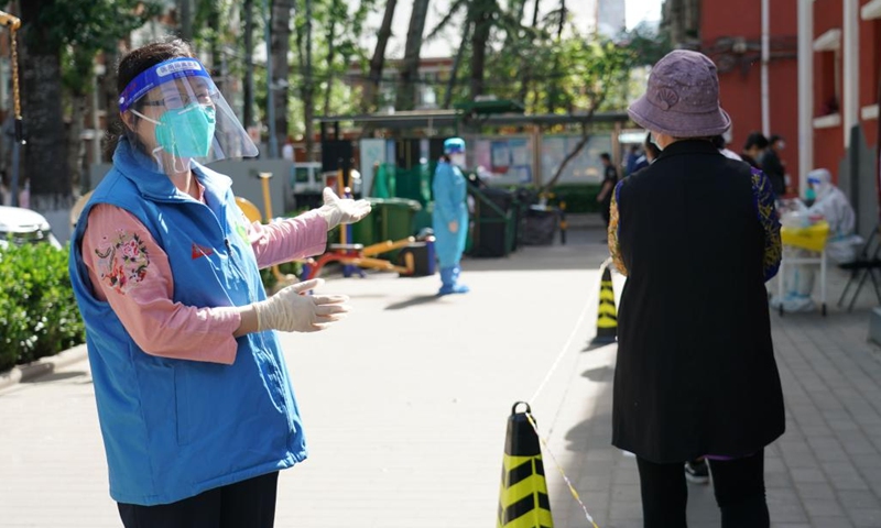 A community worker guides residents for nucleic acid test in Haidian District, Beijing, capital of China, May 7, 2022. Photo: Xinhua 