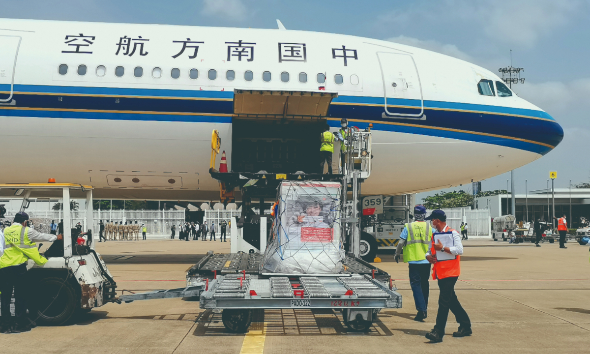 The first shipment of 1.5 million doses of Sinovac COVID-19 vaccine purchased by Cambodia from China arrives in Phnom Penh on March 26, 2021. Photo:cnsphoto