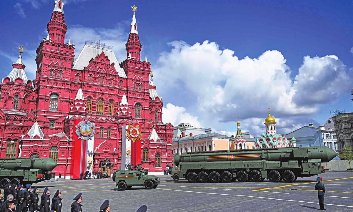 Los lanzadores de misiles balísticos intercontinentales rusos Yars desfilan por la Plaza Roja durante el desfile militar del Día de la Victoria en el centro de Moscú el 9 de mayo de 2022, cuando Rusia celebró el 77 aniversario de la victoria sobre la Alemania nazi durante la Segunda Guerra Mundial.  Foto: VCG