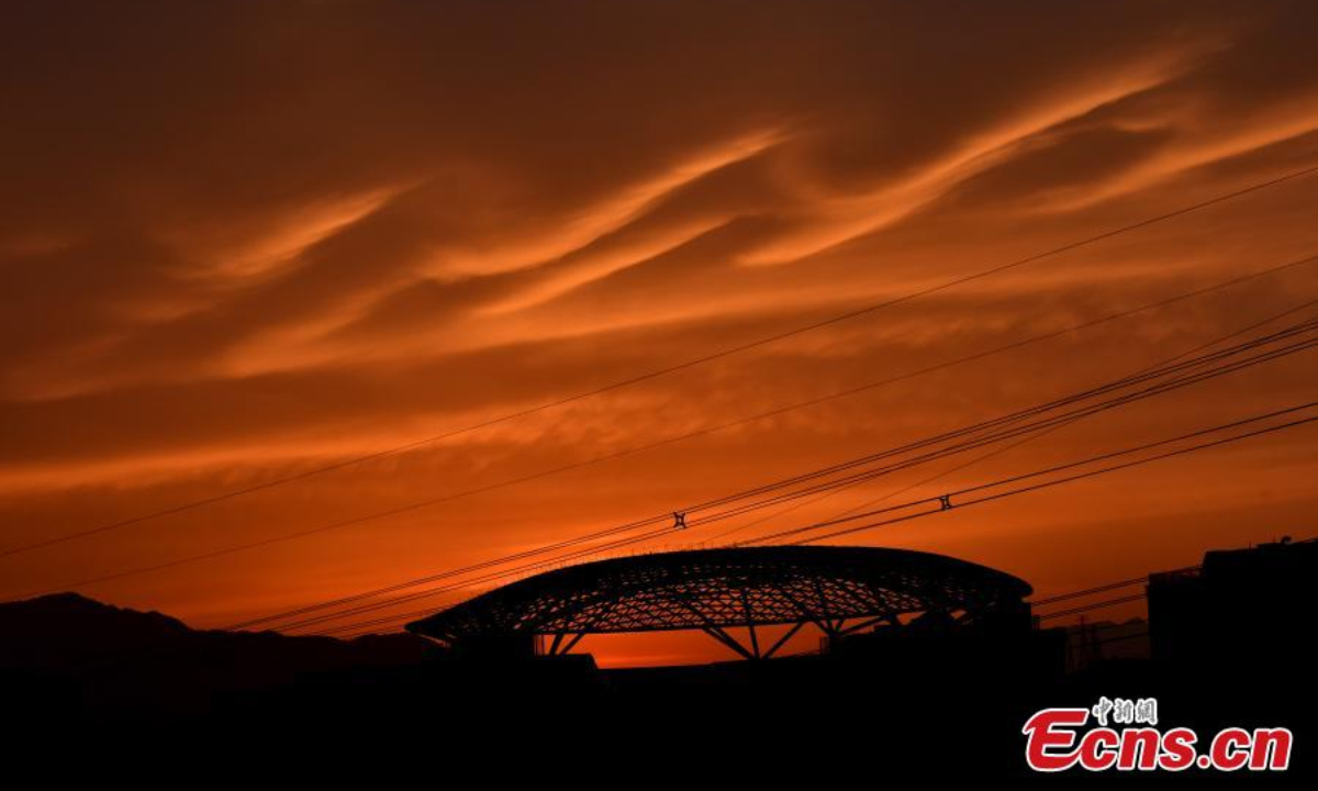Photo shows scenery of flaming clouds at sunset in Beijing, May 12, 2022. Photo:China News Service