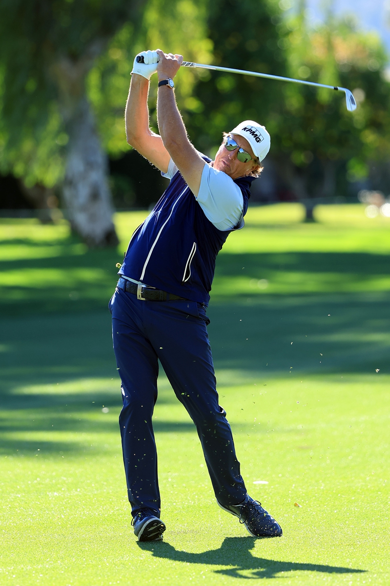 Phil Mickelson plays a shot on the fifth hole during the first round of The American Express at the Arnold Palmer Private Course at PGA West on January 20, 2022 in La Quinta, California. Photo: VCG
