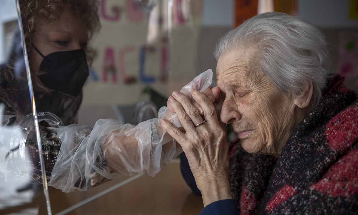 A resident of the Villa Sacra Famiglia Nursing home, Anna (right) hugs her daughter through a plastic screen in the so-called Hug Room, during the COVID-19 pandemic on February 24, 2021 in Rome, Italy. Photo: VCG