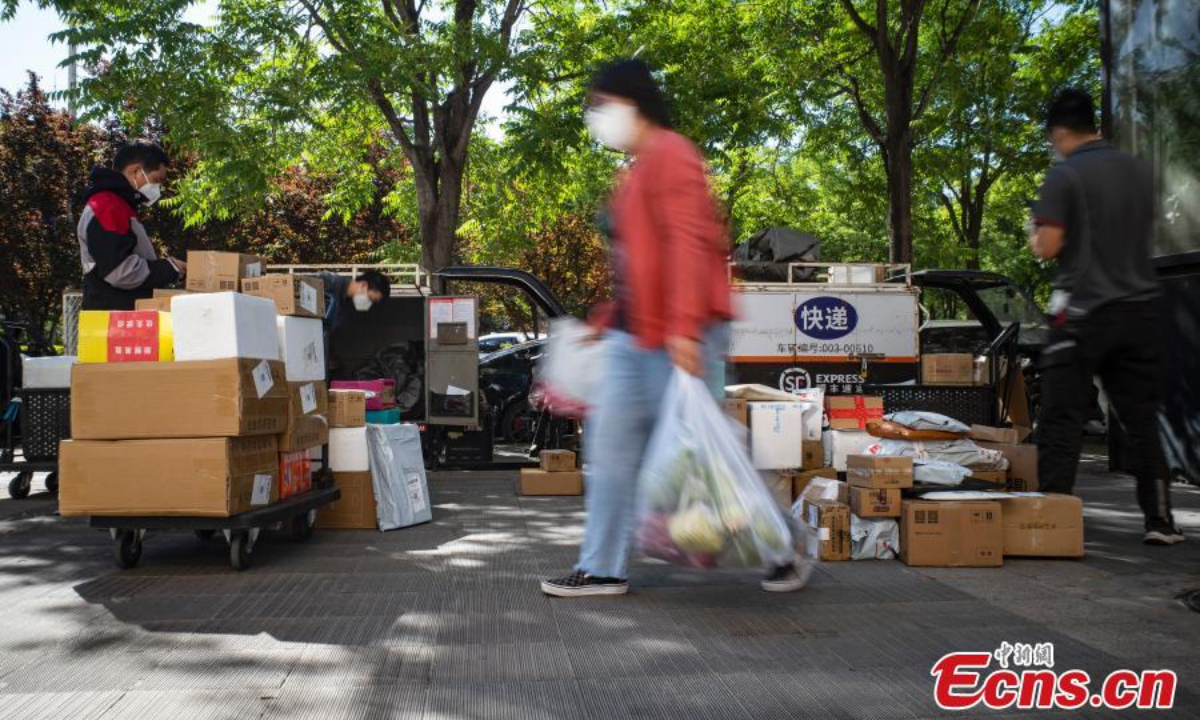 Delivery men arrange packages in Chaoyang district, Beijing, May 13, 2022. Photo:China News Service