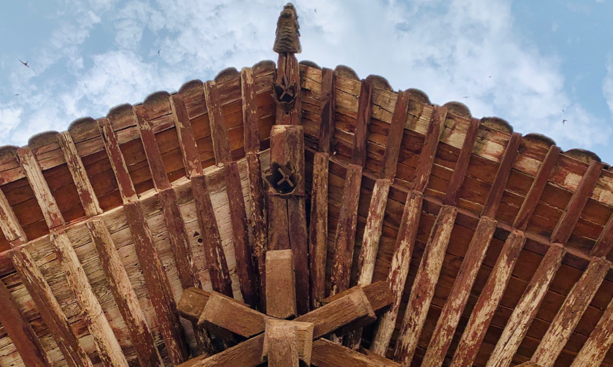 An ancient style building at the Shaxi historical village in Dali, Yunnan Province Inset: The unique ancient wooden dougong structure Photos: VCG and IC