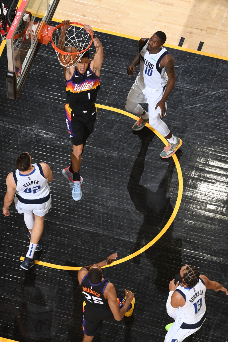 Devin Booker of the Phoenix Suns dunks the ball against the Dallas Mavericks on May 10, 2022 in Phoenix, Arizona. Photo: VCG