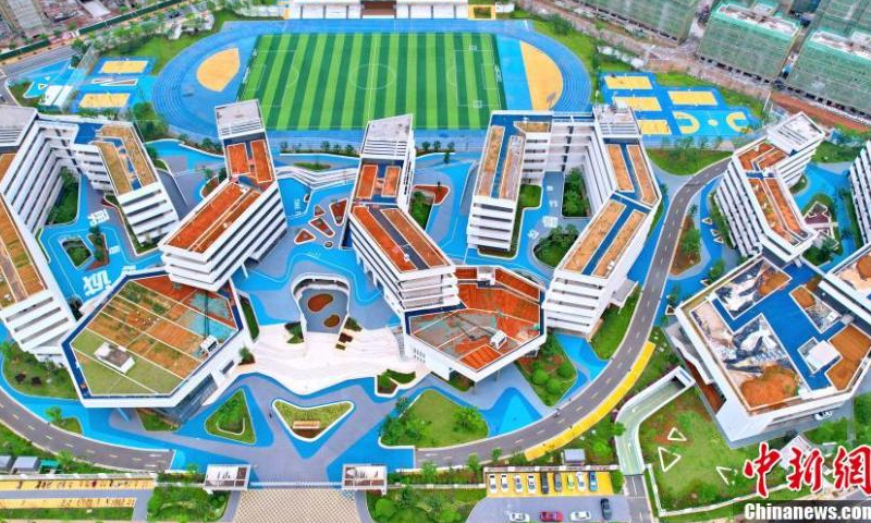 Photo taken on May 9, 2022 shows rooftop gardens at a middle school in Ganzhou, east China's Jiangxi Province. Students here have been taught by their teachers the art of vegetable cultivation. (Photo: China News Service/Zhu Haipeng)
