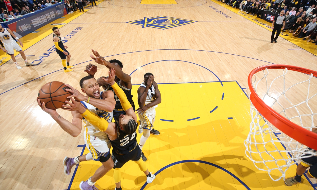 Stephen Curry of the Golden State Warriors drives to the basket against the Memphis Grizzlies on May 9, 2022 in San Francisco, California. Photo: VCG